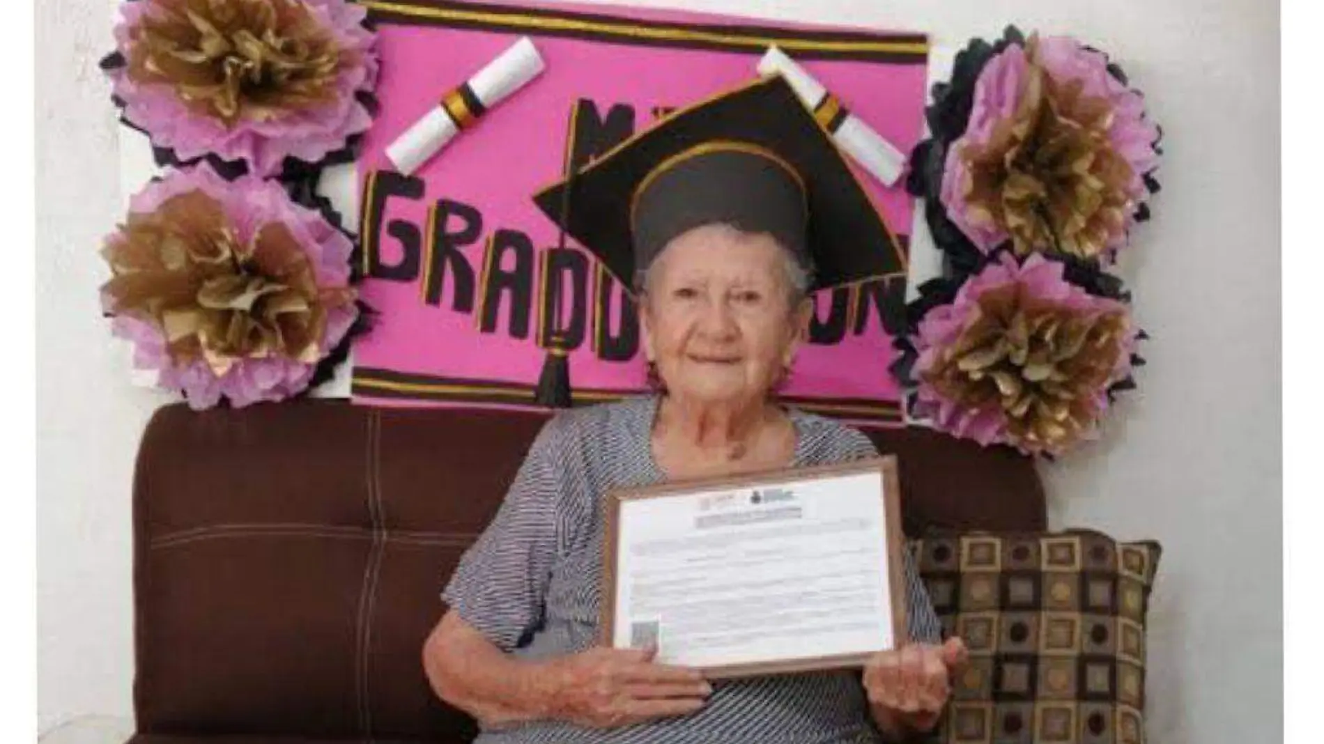 Bravo, abuelita con casi 90 años logra graduarse de la secundaria